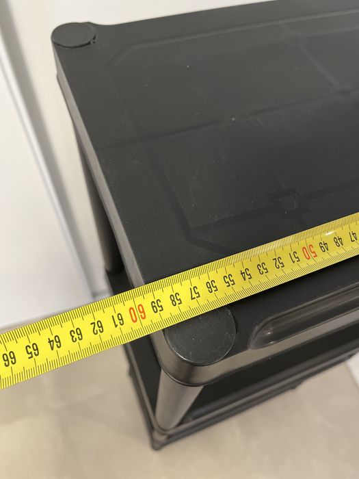 Estante preta de resina/plástico para arrumação