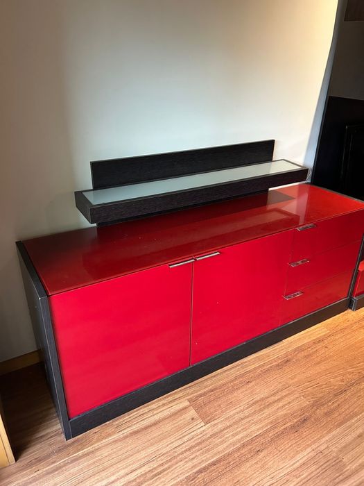 Mobilia de sala vermelha