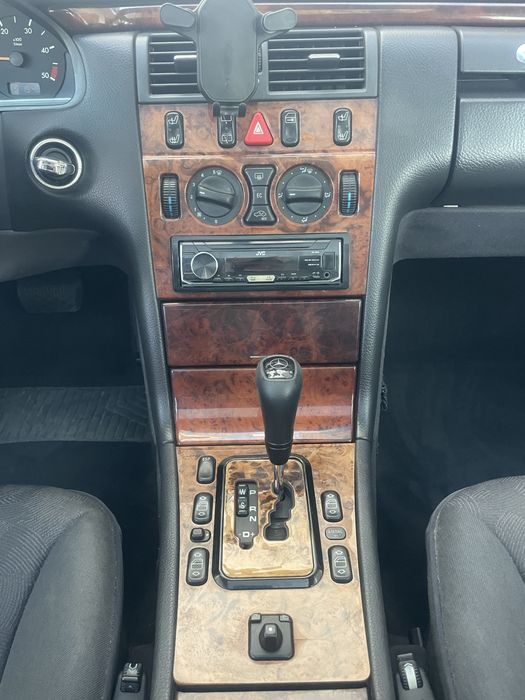 Mercedes-Benz E 220 — fotografia 11