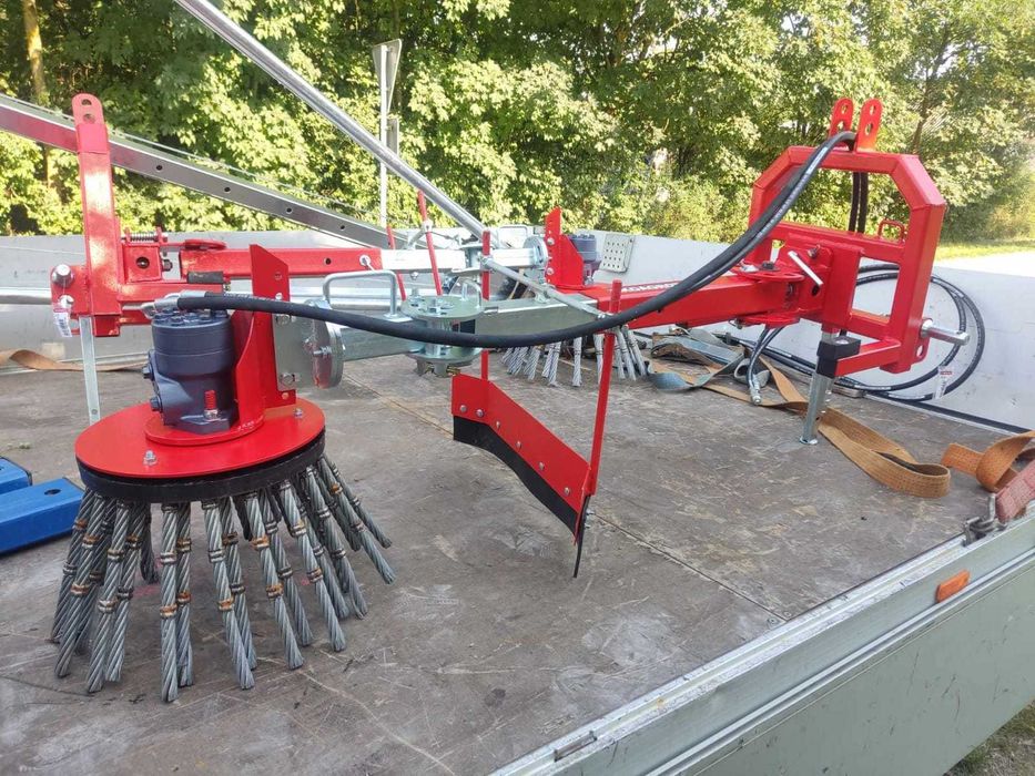 Odchwaszczacz hydrauliczny do kostki krawężników szczotka