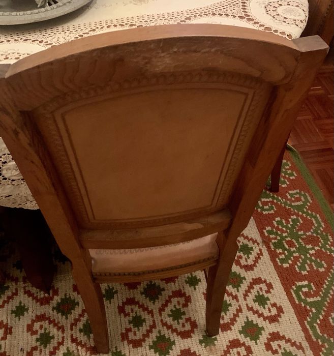 Conjunto sala de jantar em madeira (mesa e cadeiras)