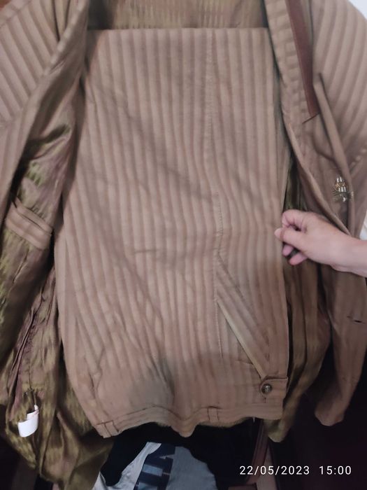 Fato de homem castanho