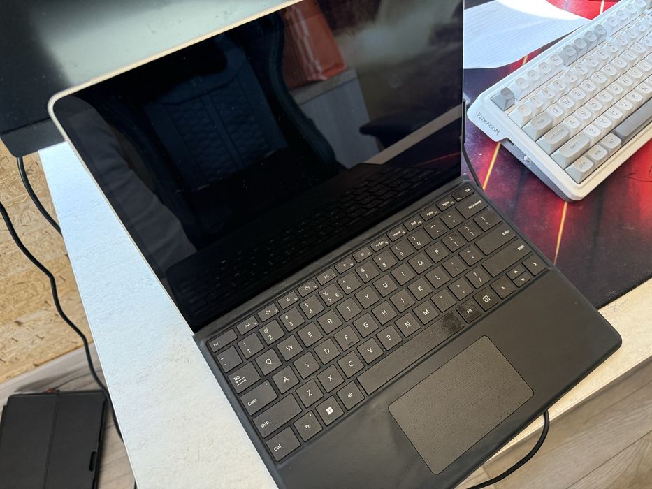 Microsoft Surface Pro 8 + oryginalna klawiatura – uszkodzony ekran
