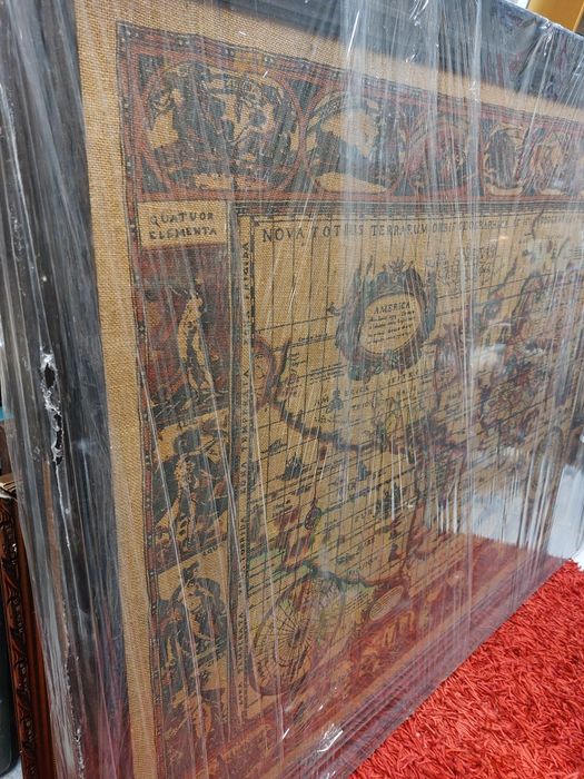 Grande quadro representando o mapa mundo, em serapilheira  

1,40