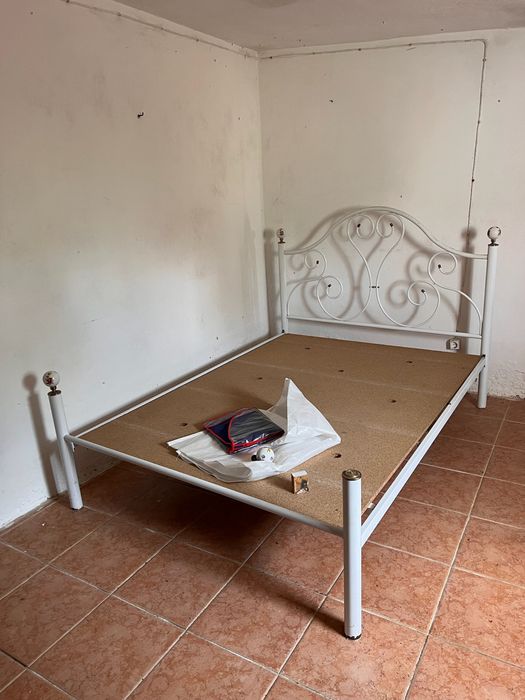 Cama de ferro branco
