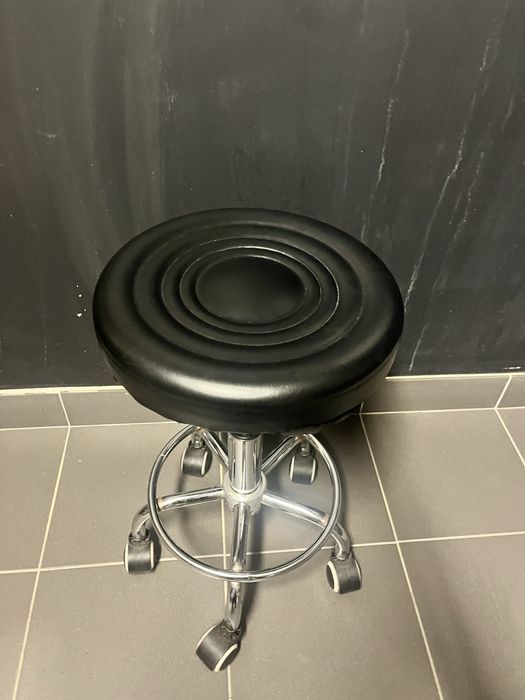 Czarne krzeslo typu hoker, regulowane idealne do uslug kosmetycznych