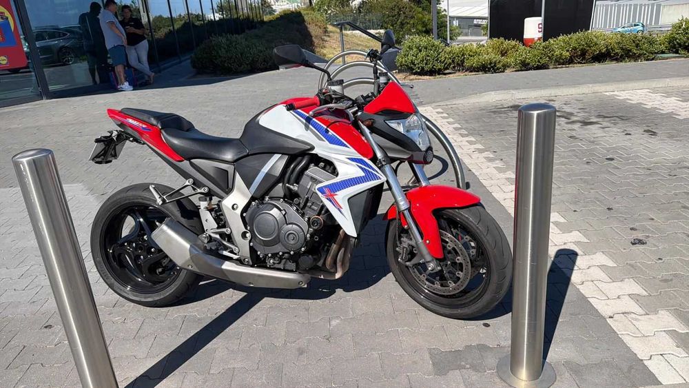 CB1000R SEM DETALHES - Opcional escape esportivo