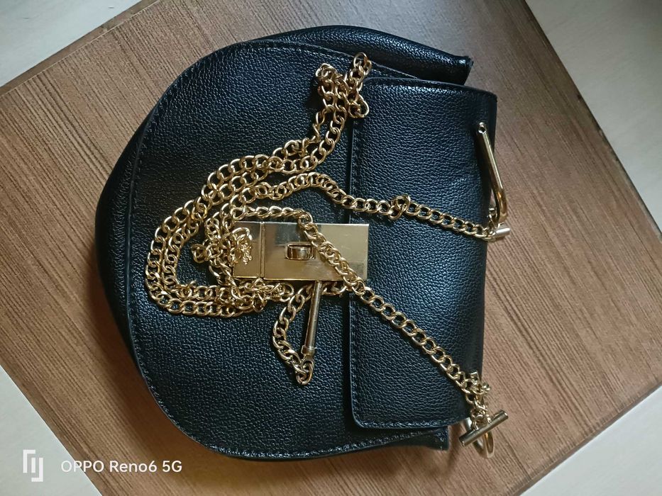 torebka czarna na łańcuszku