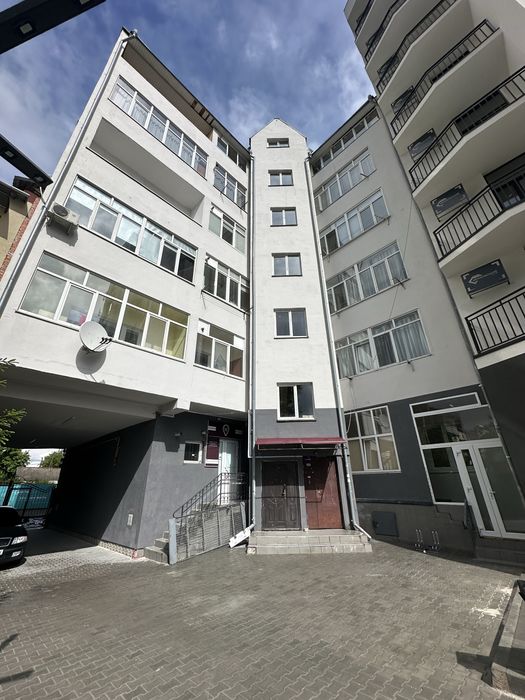 Продам в центрі 2 км квартиру вул. Вовчинецька