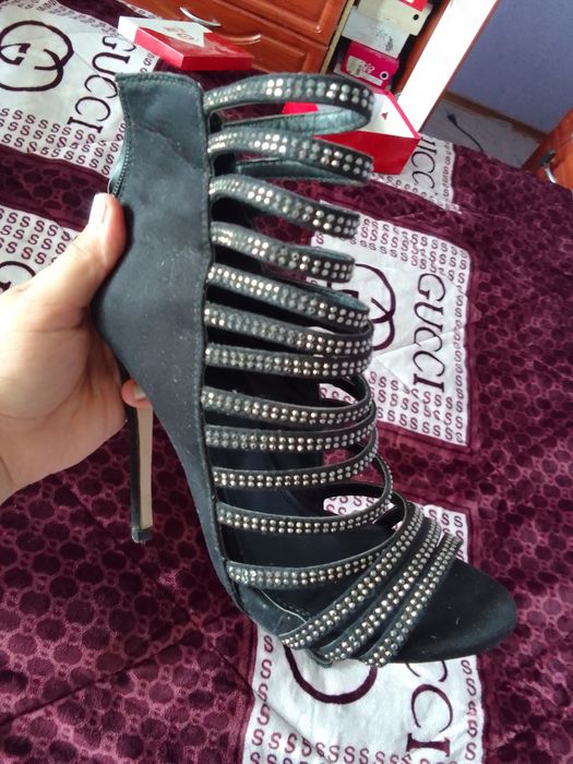 Класні чорні босоніжки 37 розміру на святкування