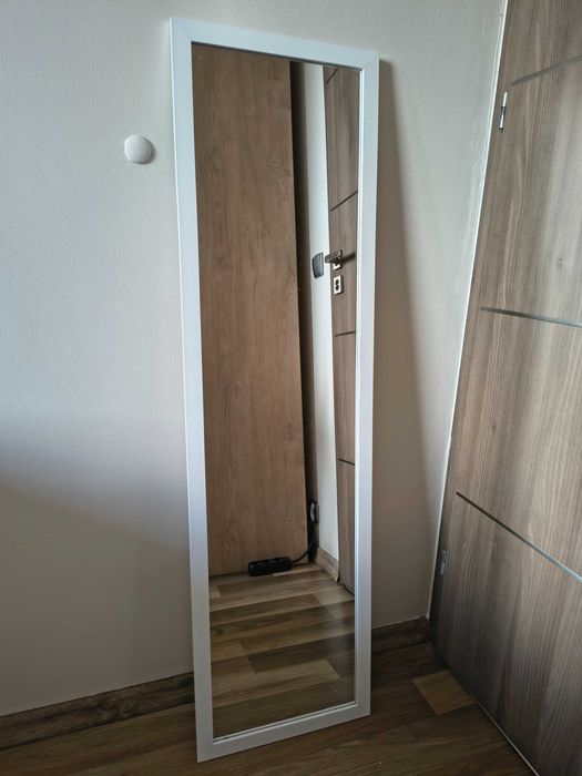 Lustro w białej ramie