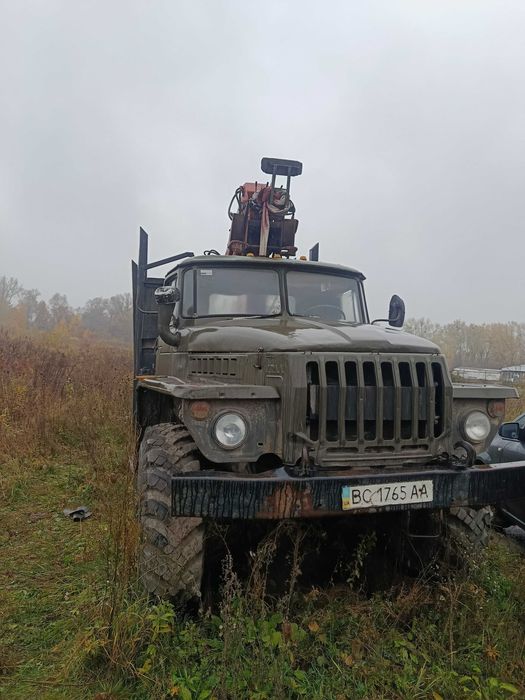 Урал лісовоз з маніпулятором