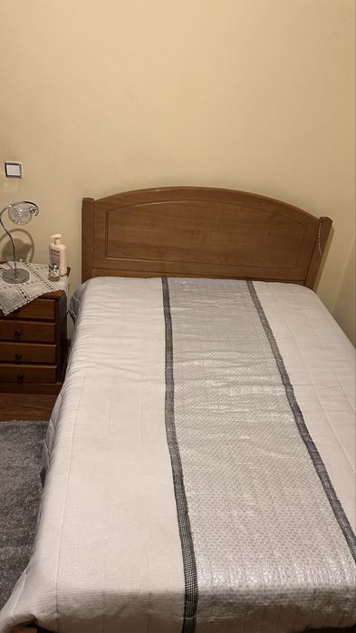 URGENTE - Conjunto Completo em Madeira Maciça – Cama + Cabeceiras + Mesa de Jantar