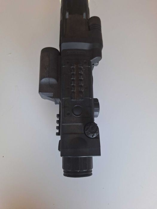 Mira de caça  noturna pulsar digisight 970 com medidor de distância e alteração  na lente tem uma lente mais potente com + 7 aumentos