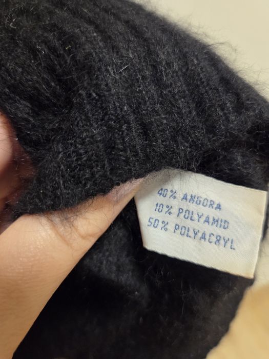Czarny krótki puszysty sweterek miękki stylowy skład angora