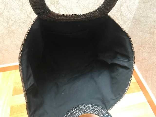 Cesta preta e vermelha de Praia