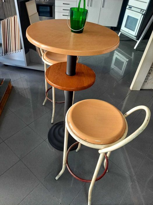 Mesa de bar com duas cadeiras