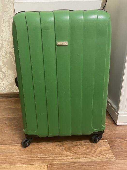 Валіза середнього розміру