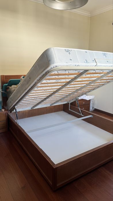 Quarto Completo | Cama com Arrumação + Colchão + 2 Cómodas + 2 Mesas de Cabeceira