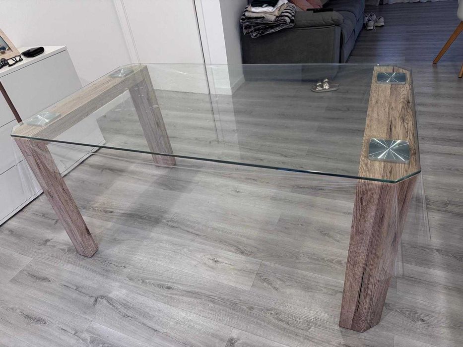 Mesa de vidro com nova
