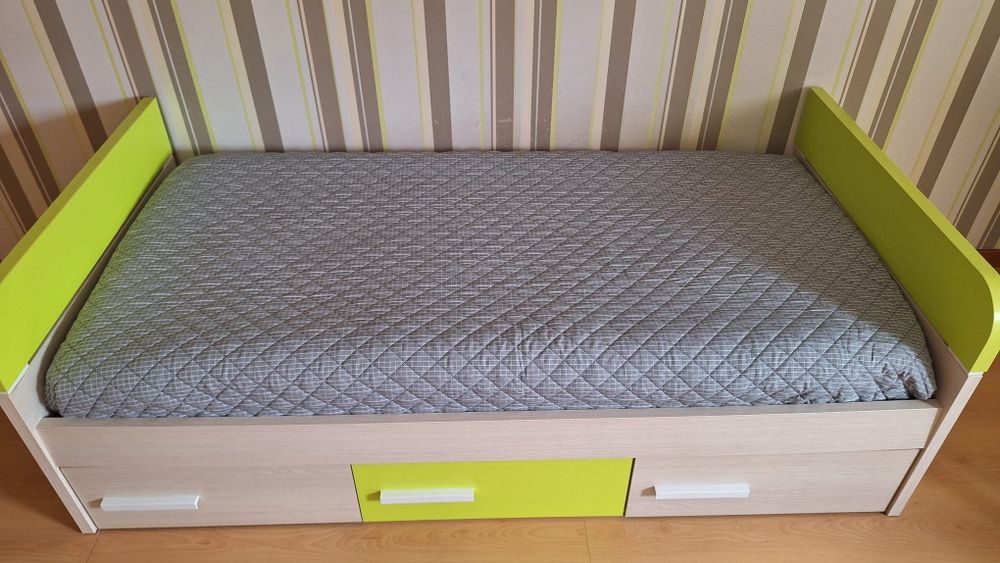 Cama júnior e colchão como novos, com 190x90cm