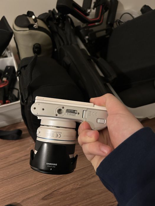 Aparat Samsung NX300 z obiektywem