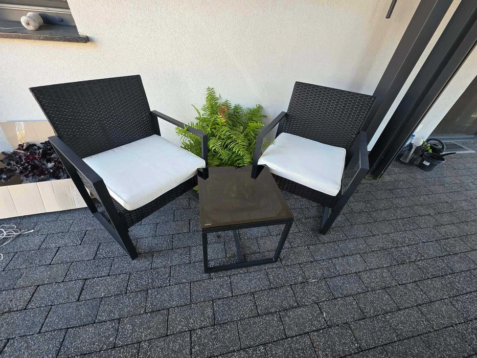Zestaw tarasowy: rattanowy stolik z 2 fotelami