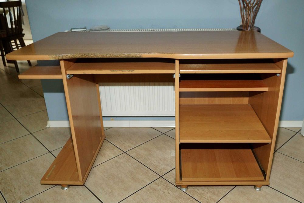 Biurko szkolne z wysuwanymi półkami