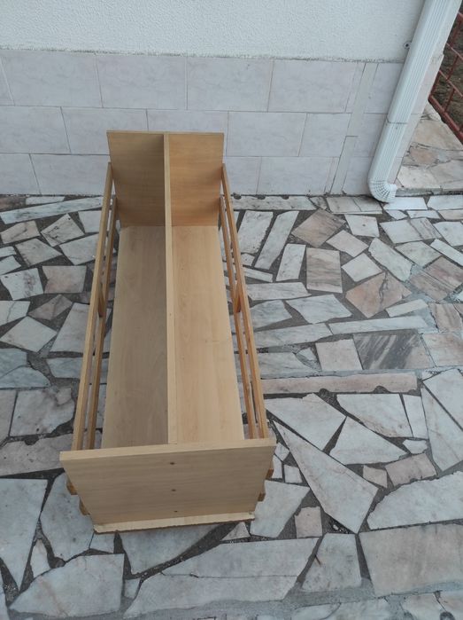 Estante e estante com rodinhas para revista e livros cada