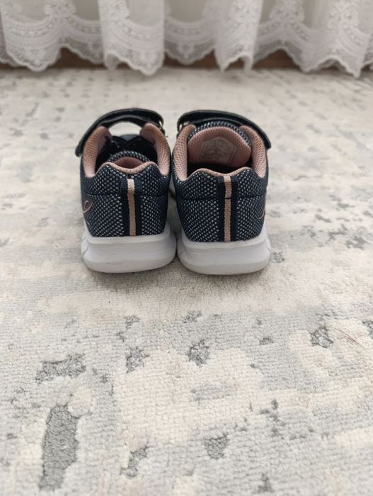 Кросівки на дівчинку