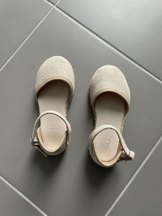 Sandalias beges novas