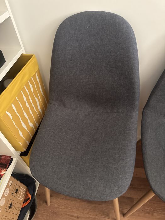 Cadeiras cizentas com pes em madeira