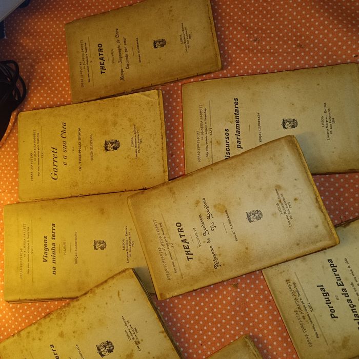 Coleção de livros antigas do Almeida Garrett