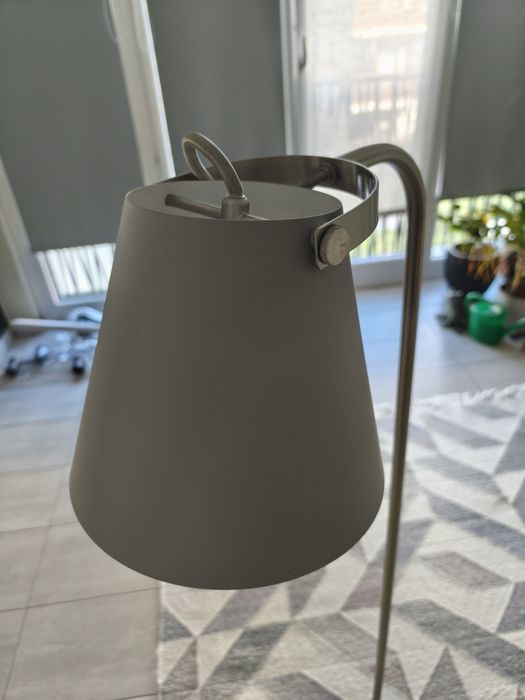 Lampa stojąca srebrno-szara