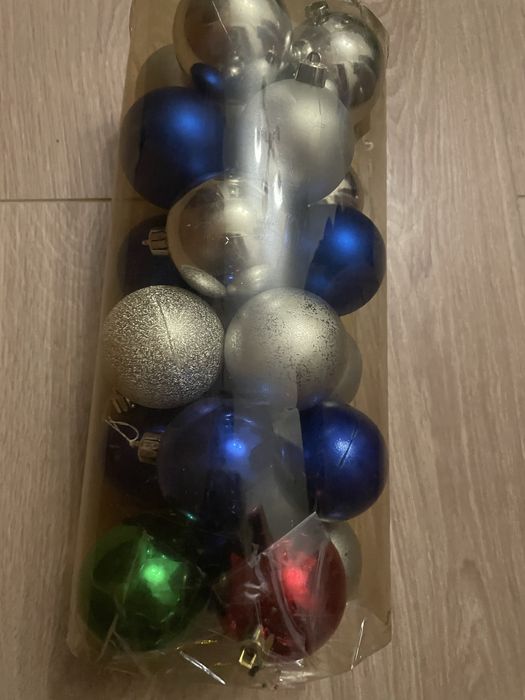 Новорічні прикраси в упаковці