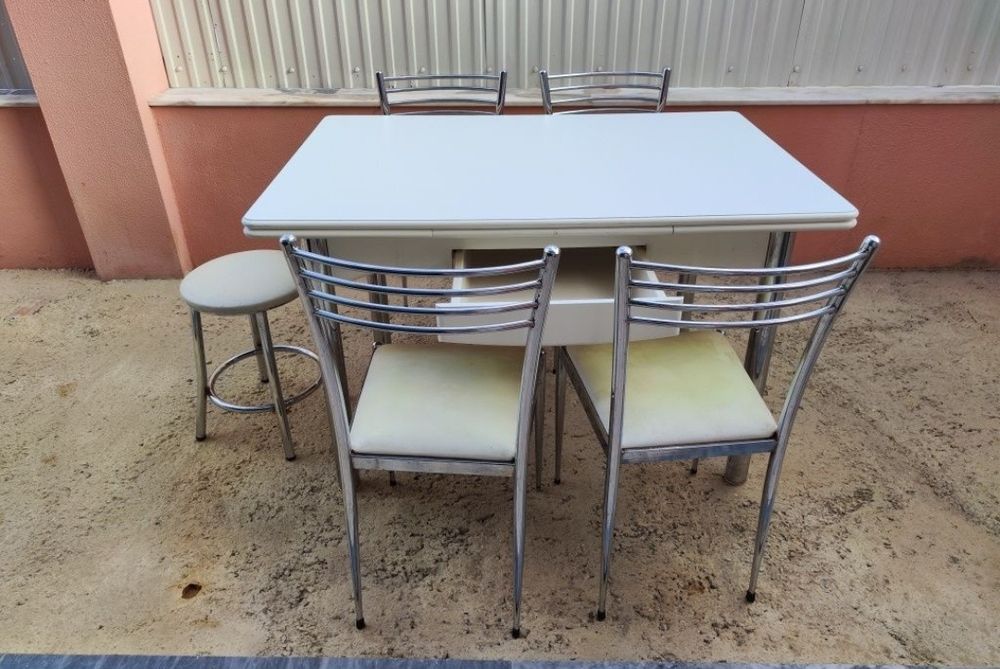 Conjunto mesa 4 cadeiras e um banco