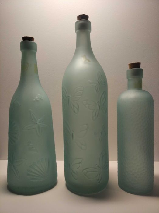 Garrafas decorativas em vidro fosco azul