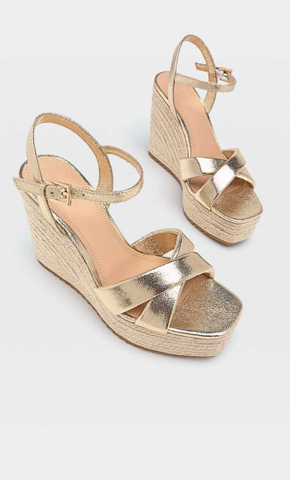 Sandálias de cunha da Stradivarius novas