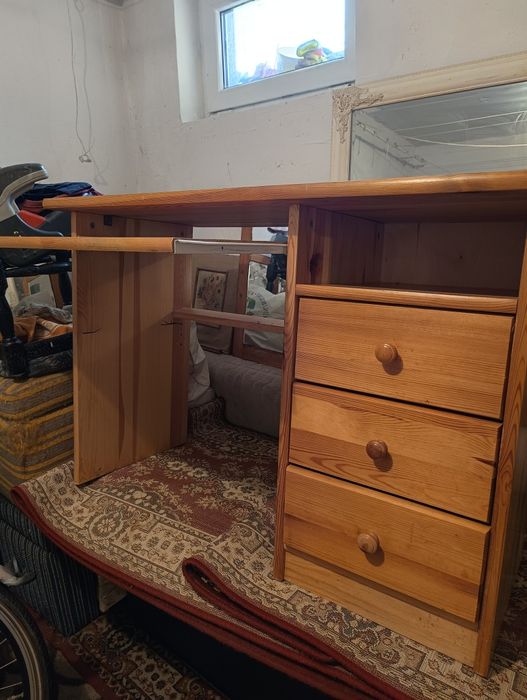 Biurko sosnowe z trzema szufladami.