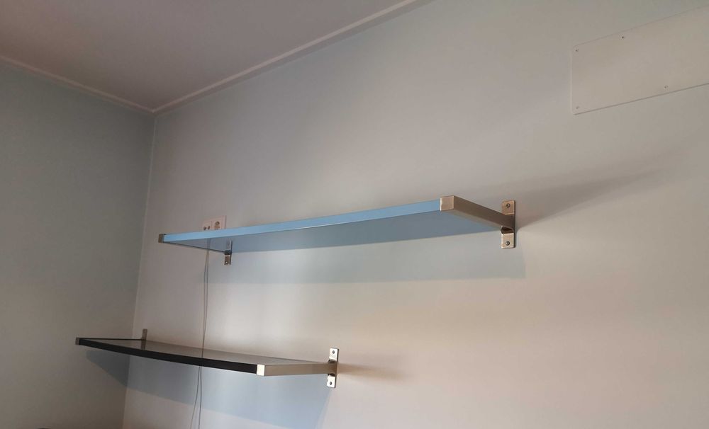 Venda Urgente: 2 Prateleiras lacadas,Ikea,como novas,com 4suportes lat