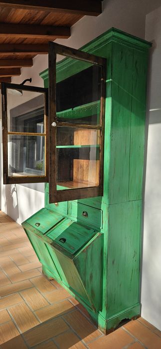 Grande louceiro mercearia tulhas antigo rústico