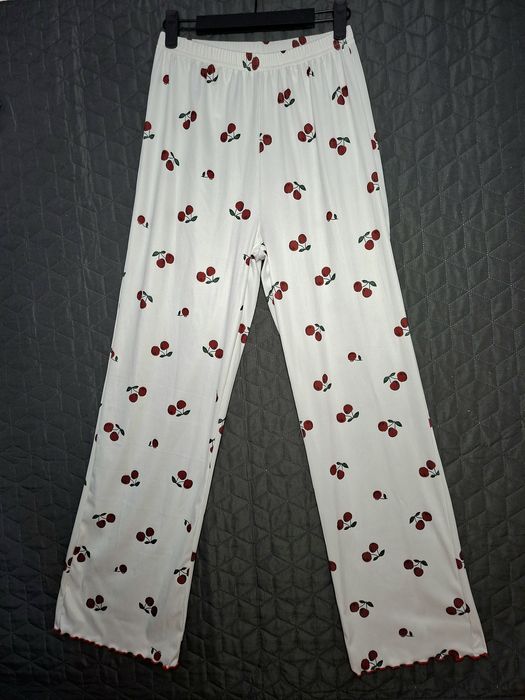 Biały komplet - piżama w wiśnie, prążkowany, crop top + spodnie