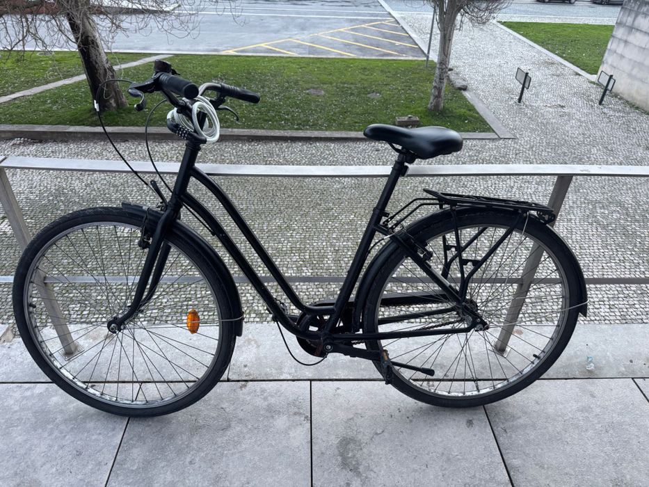 Bicicleta Decathlon Elops 100 com cadeado e luz traseira