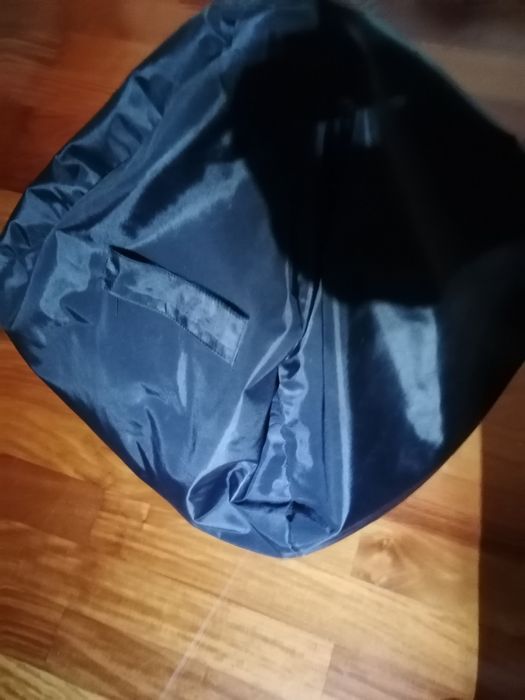 Pouf preto  estilo moderno para  decorar a sua casa