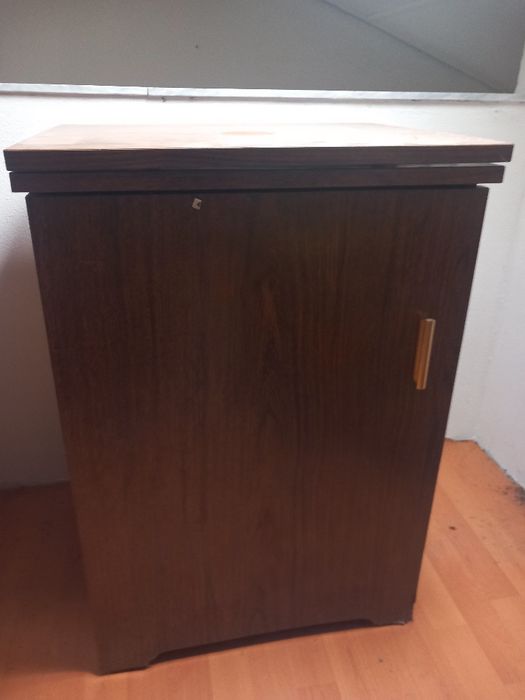 Máquina de costura com movel