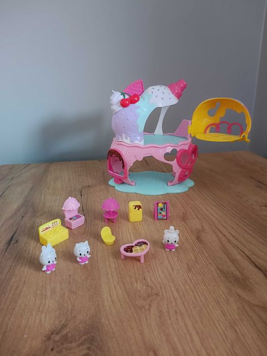 Malutki lodowy domek z figurkami