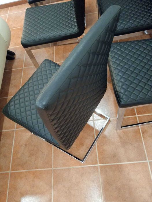 Cadeira pretas em pele sintectica