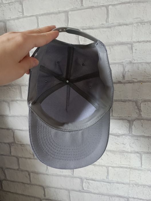 Czapka z daszkiem siwa