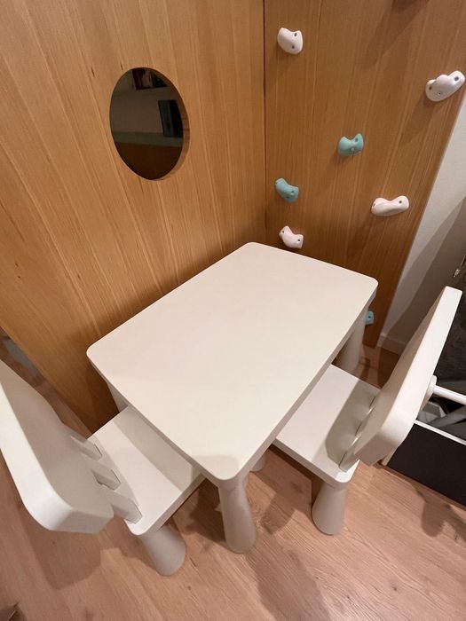 Conjunto de mesa com duas cadeiras e um banco para crianças | 45€