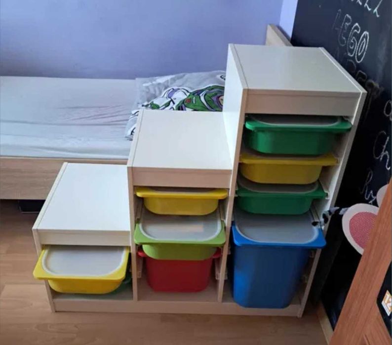 Regał z pojemnikami